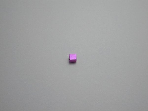 画像1: チタンピアス　キューブ　マゼンタ (1)